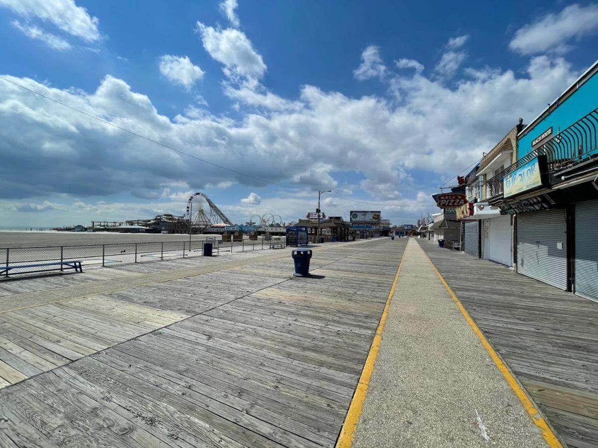 Affordable Beachfront Apartment With Balcony Sleeps 8 Wildwood Exterior photo